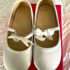 Toddler girls size 10 white dress shoes